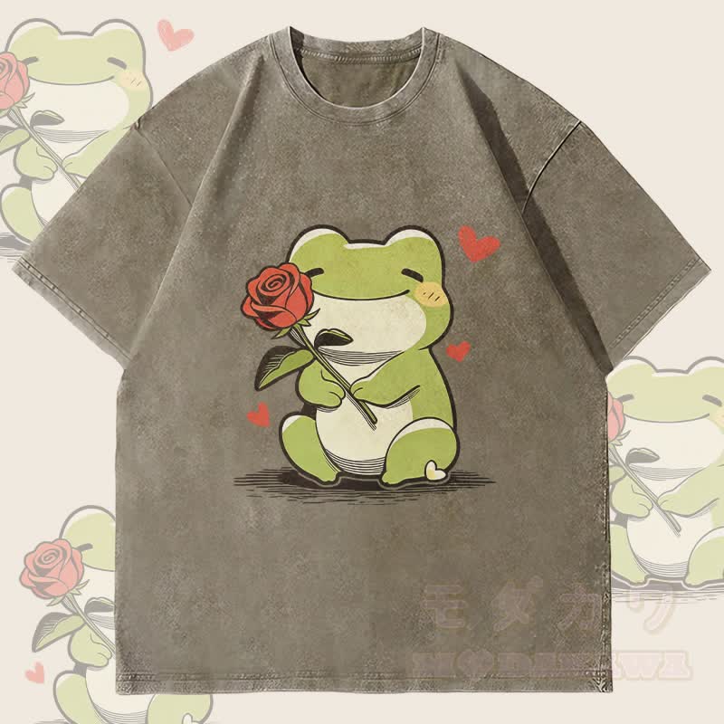 MODAKAWA Niedliches Frosch-mit-Rosen-Motiv Unisex Vintage Washed T-Shirt - Armeegrün - 4XL - image 4