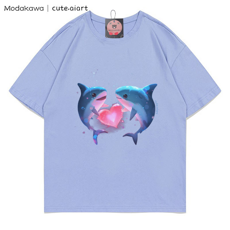 T-Shirt mit dem Aufdruck „Zwei sich kuschelnde Delfine“ - Lavender Blue - 5XL - image 3