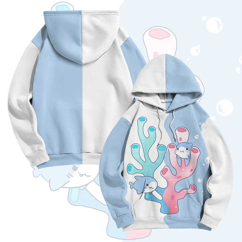 MODAKAWA Pullover-Hoodie mit Hai-Motiv, das zwischen Korallen schwimmt (Allover-Print) - White&Blue - 8XL - image 2