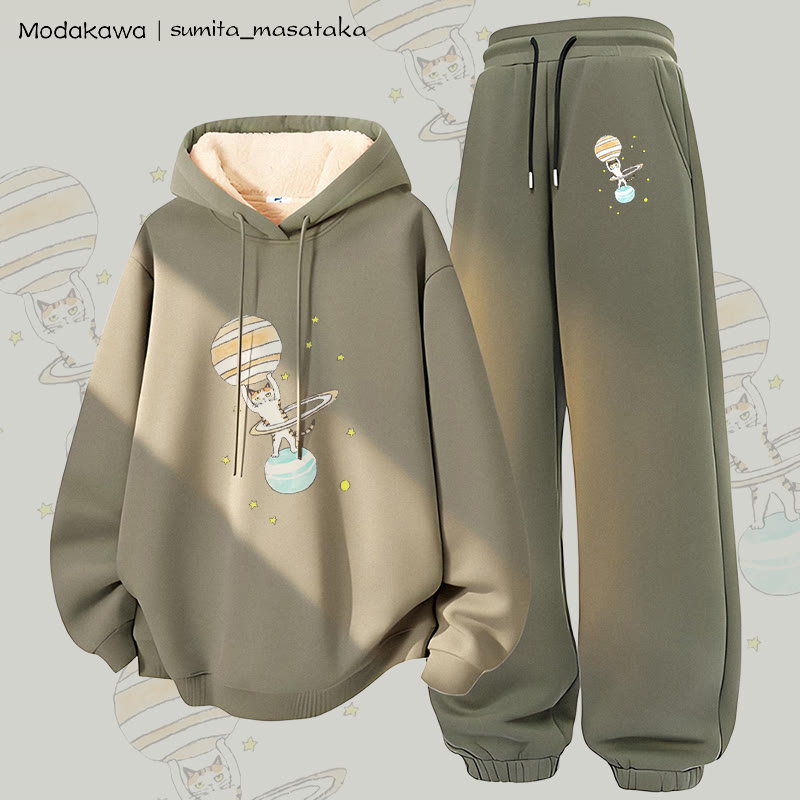 MODAKAWA X sumita_masataka Zweiteiliges Set mit Katzenmotiv „Saturn hebt Katze“ (Motiv) – Hoodie und Hose mit dickem Fleecefutter - Green - 5XL - image 3