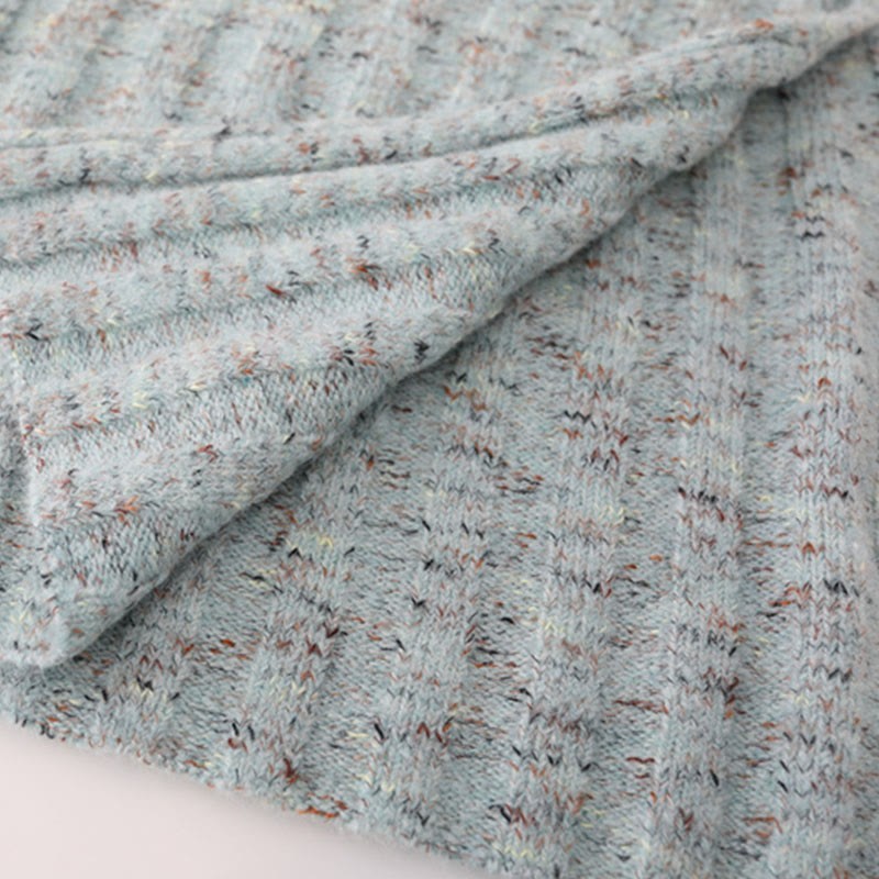 Strick-Oberteil mit unregelmäßiger Brosche, Schulterpolstern, passendem Rock und Outfit - image 6