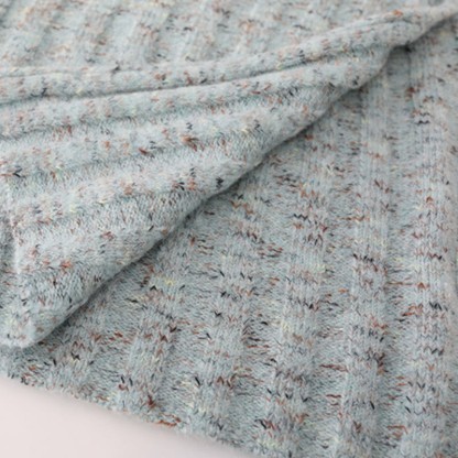 Strick-Oberteil mit unregelmäßiger Brosche, Schulterpolstern, passendem Rock und Outfit - image 6