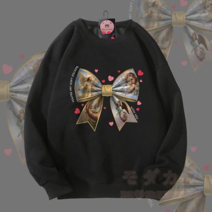 MODAKAWA YOU'RE MY SOFT ESCAPE Schleifen-Grafik Partner-Sweatshirt Unisex - Schwarz - 5XL - image 4