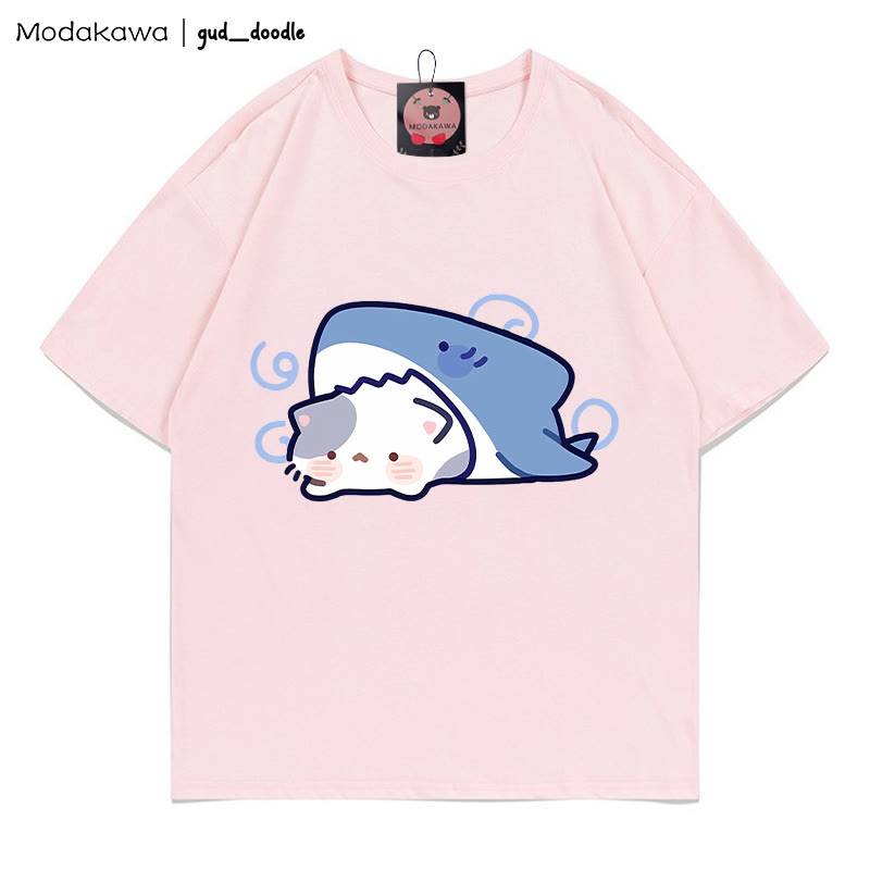 Modakawa x gud_doodle T-Shirt „Shark Kitty“ aus 100 % Baumwolle von Modakawa - Pink - 5XL - image 4