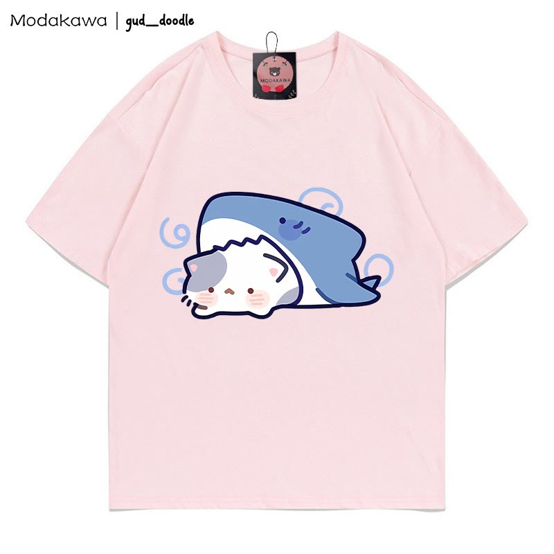 Modakawa x gud_doodle T-Shirt „Shark Kitty“ aus 100 % Baumwolle von Modakawa - Pink - 5XL - image 4