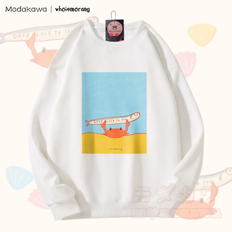 MODAKAWA X whoismorang VIEL GLÜCK FÜR DICH Krabbe hält einen Fisch Grafik Unisex Sweatshirt - Weiß - 5XL - image 3