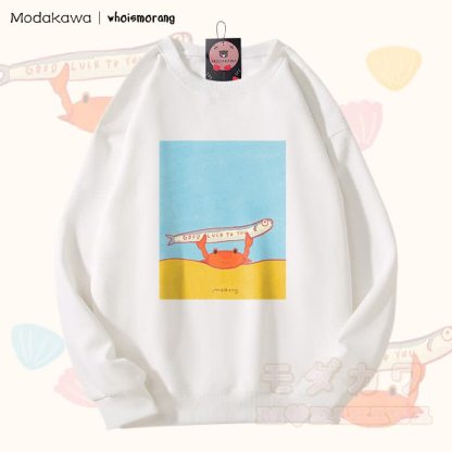 MODAKAWA X whoismorang VIEL GLÜCK FÜR DICH Krabbe hält einen Fisch Grafik Unisex Sweatshirt - Weiß - 5XL - image 3