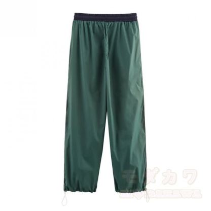 Zweiteiliges Set: Lässige, Farben abgesetzte Jacke mit Reißverschluss und Kordelzug, Hose mit weitem Bein und passende Hose mit weitem Bein - image 10