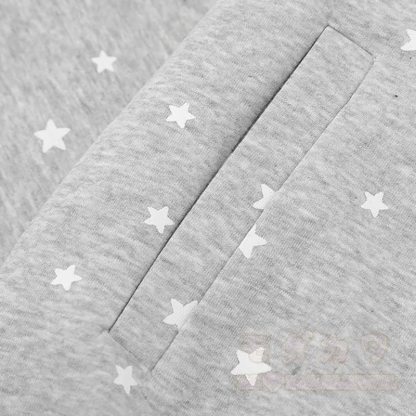 Hochwertige, strapazierfähige Sweatshirtjacke mit Sternenprint und Flügeldekor - image 11
