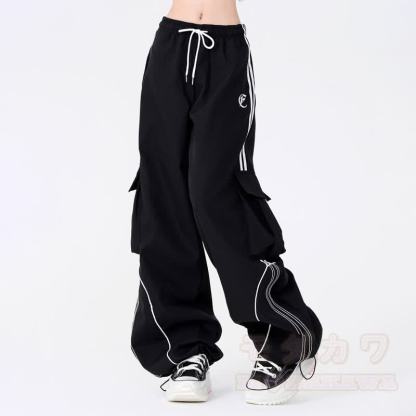 Zweiteiliges Set bestehend aus Hoodie mit Streifenmuster und Cargohose mit weitem Bein und Cargohose mit Cargo-Motiv und Hasenprint - image 7