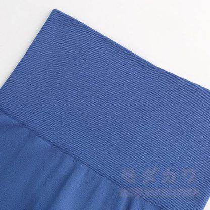 Sporttop mit Schleifengrafik, Leggings und passendem Outfit - image 9