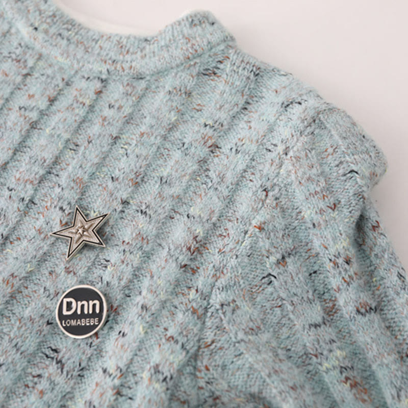 Strick-Oberteil mit unregelmäßiger Brosche, Schulterpolstern, passendem Rock und Outfit - image 4