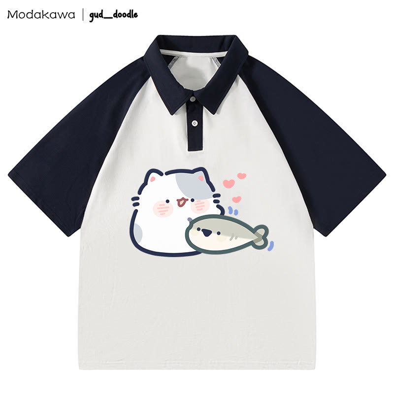 MODAKAWA X gud_doodle Polo-T-Shirt mit „Kitty Fish“-Buchstabendruck - White&Purplish Blue - 4XL - image 1
