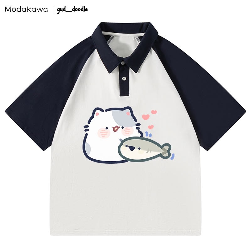 MODAKAWA X gud_doodle Polo-T-Shirt mit „Kitty Fish“-Buchstabendruck - White&Purplish Blue - 4XL - image 1