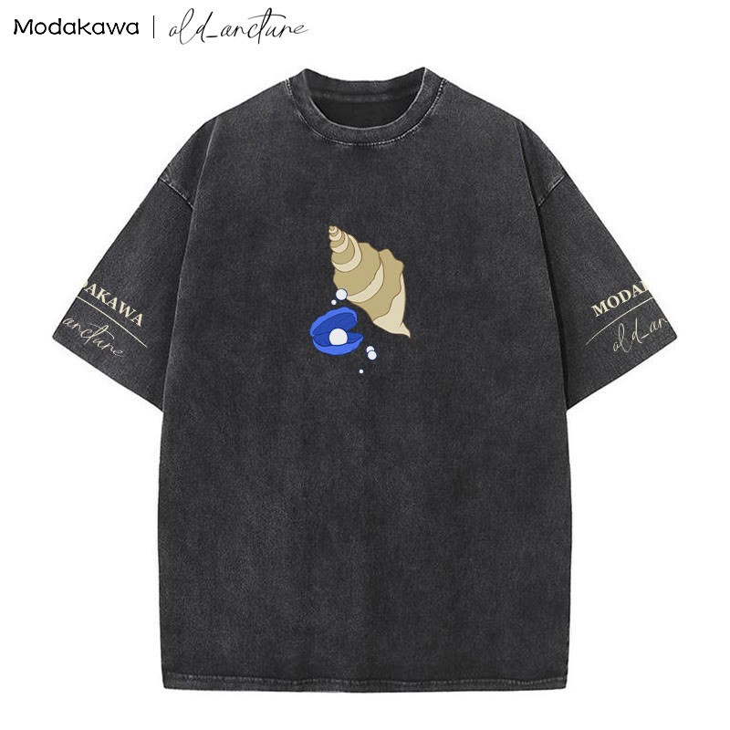 MODAKAWA X old_arcture – T-Shirt mit „Blondes Mädchen bürstet Haare“ und Muschel-Print im Vintage-Look - image 3