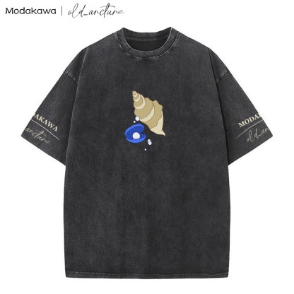 MODAKAWA X old_arcture – T-Shirt mit „Blondes Mädchen bürstet Haare“ und Muschel-Print im Vintage-Look - image 3