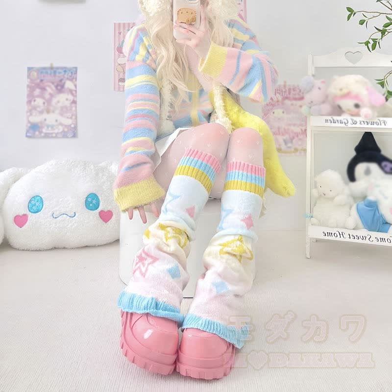 Farben , sternenbedruckte, ausgestellte Stricksocken im Y2K-Stil  - image 3