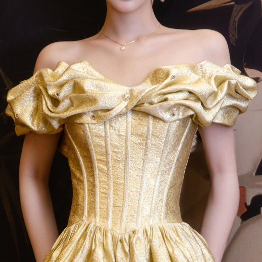 Schulterfreies, bauschiges Abendkleid - image 5