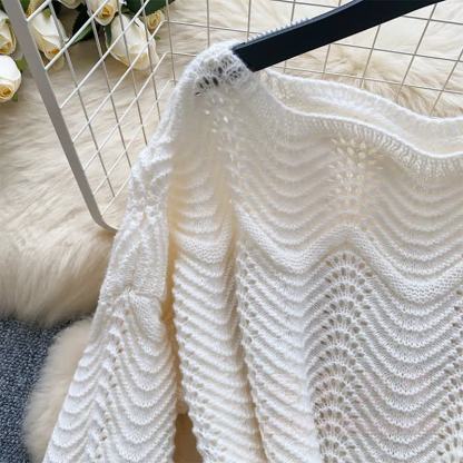 Strickpullover mit offener Spitze, karierter Rock, passendes Outfit - image 4