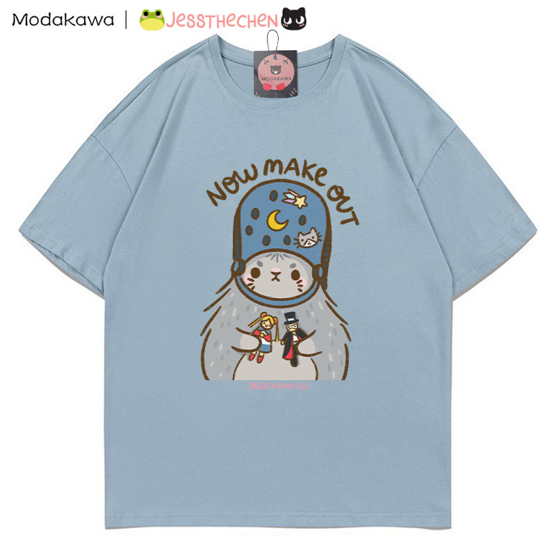 T-Shirt mit Grafik „Quirky Kitty With Toys“ - Staubiges Blau - 5XL - image 3