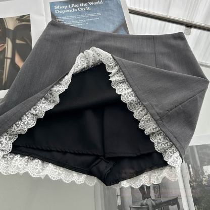 Zweiteiliges Set aus süßem Spitzen-Camisole mit Schleife und Faltenrock - image 9