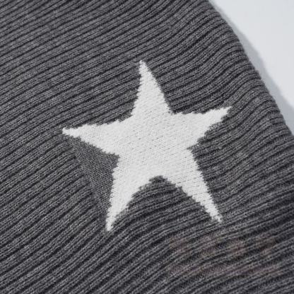 Unregelmäßiger Strickpullover, grauer Rock, passendes Outfit - image 6