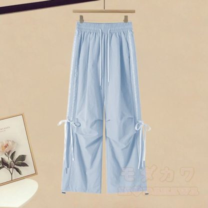 Zweiteiliges Set aus unregelmäßigem T-Shirt und Hose mit Kordelzug - image 3