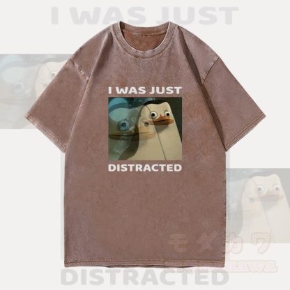 MODAKAWA ICH WAR NUR ABLENKT Pinguin-Grafik Unisex Vintage Washed T-Shirt - Braun - 4XL - image 3