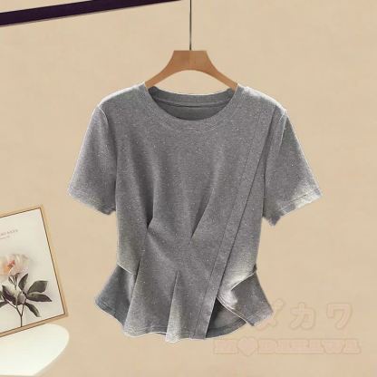 Unregelmäßiges T-Shirt, karierter Rock, passendes Outfit - image 6