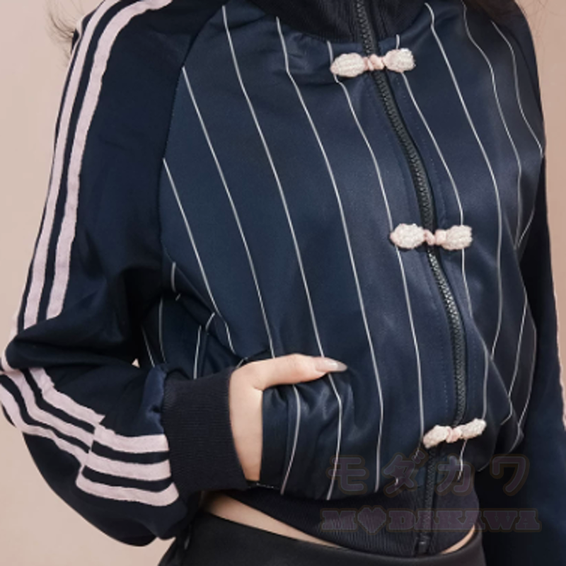 Zweiteiliges Set: Gestreifte Jacke mit Farben und rosa Rüschenrock - image 6