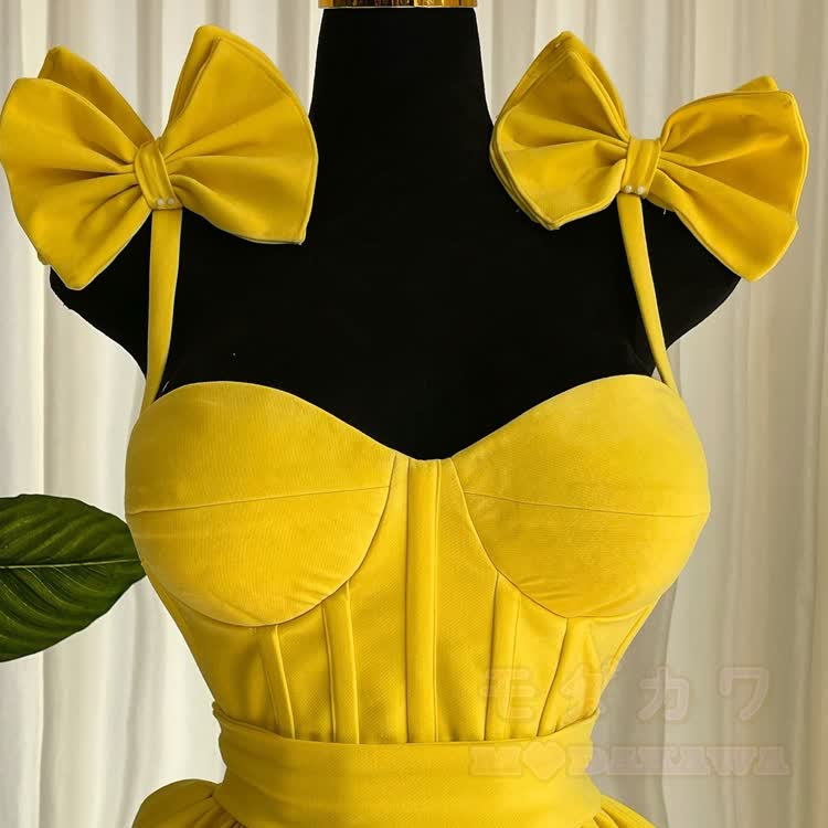 Midikleid mit Schleifenriemen, herzförmigem Ausschnitt und Rüschen - image 5
