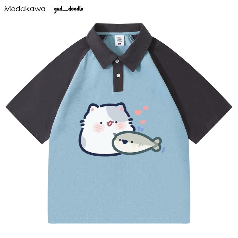 MODAKAWA X gud_doodle Polo-T-Shirt mit „Kitty Fish“-Buchstabendruck - Blue&Grey - 4XL - image 7