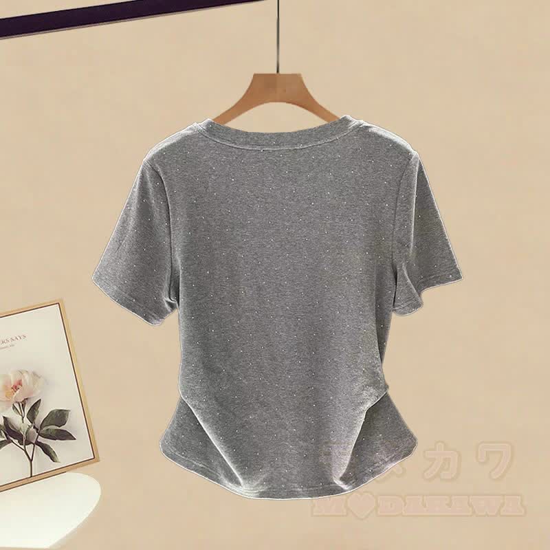 Unregelmäßiges T-Shirt, karierter Rock, passendes Outfit - image 7