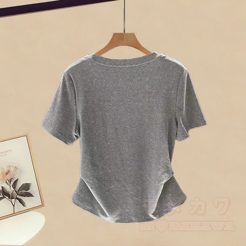 Unregelmäßiges T-Shirt, karierter Rock, passendes Outfit - image 7