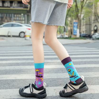 Bunte, asymmetrisch bedruckte Socken bis zur Wade - image 4