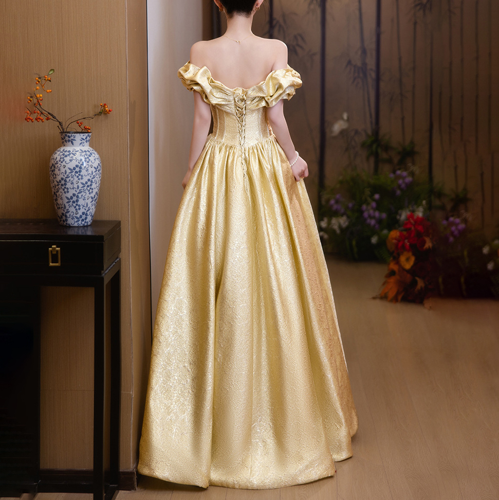 Schulterfreies, bauschiges Abendkleid - image 9