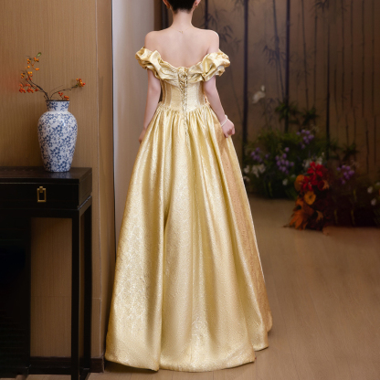 Schulterfreies, bauschiges Abendkleid - image 9