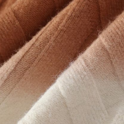 Zweiteiliger Pullover in Strickoptik mit Lagenlook und Cordhose - image 19