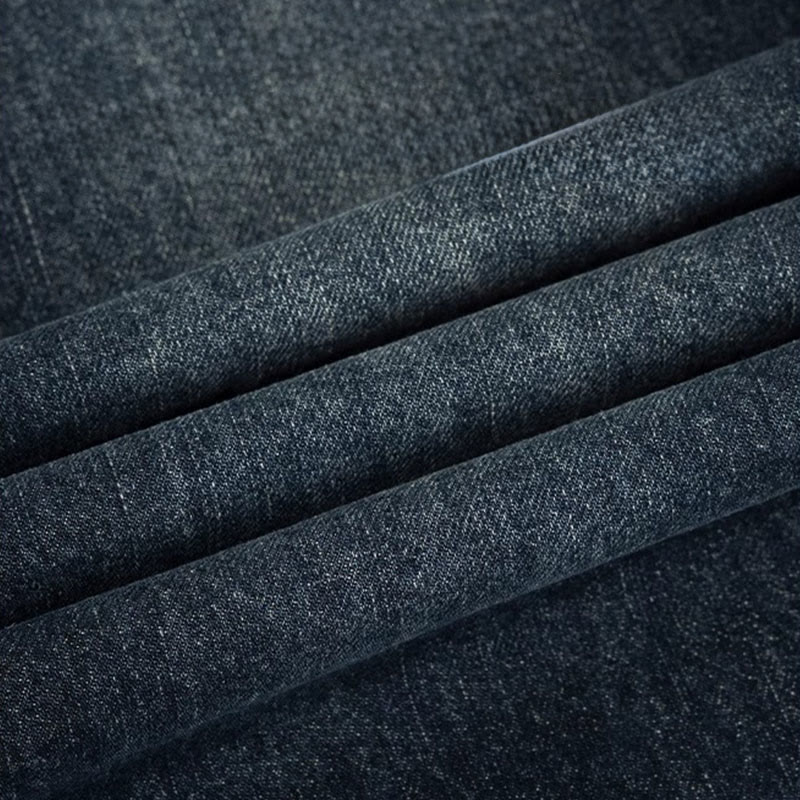 Schulterfreier Pullover, karierter Gürtel, Jeans – passendes Outfit - image 4