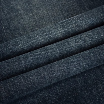 Schulterfreier Pullover, karierter Gürtel, Jeans – passendes Outfit - image 4