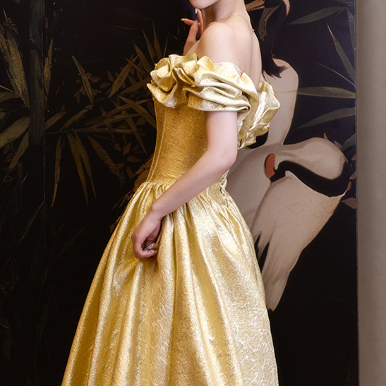 Schulterfreies, bauschiges Abendkleid - image 8