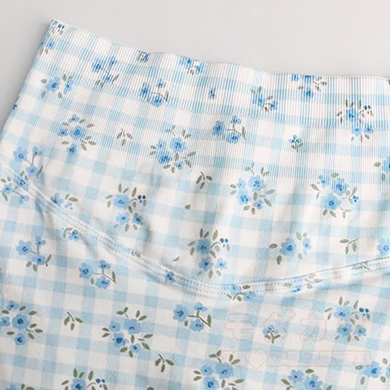 Zweiteiliges Set aus blauem, kariertem Crop-Top mit Blumenmuster, hochgeschnittenen Yoga-Shorts und Tanktop. - image 9