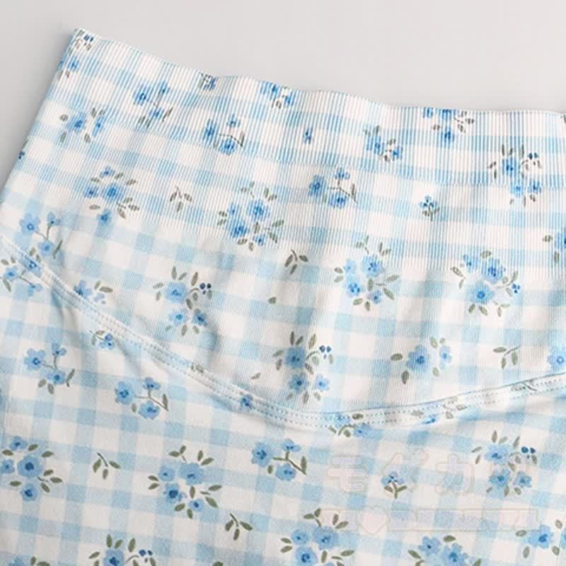 Zweiteiliges Set aus blauem, kariertem Crop-Top mit Blumenmuster, hochgeschnittenen Yoga-Shorts und Tanktop. - image 9
