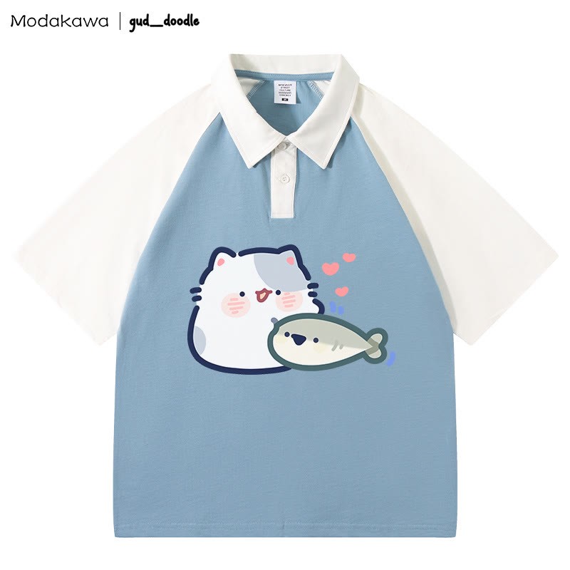 MODAKAWA X gud_doodle Polo-T-Shirt mit „Kitty Fish“-Buchstabendruck - Blue&White - 4XL - image 6
