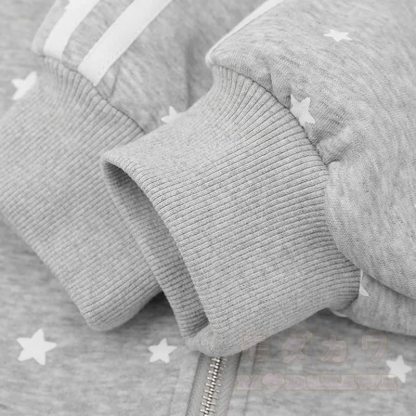 Hochwertige, strapazierfähige Sweatshirtjacke mit Sternenprint und Flügeldekor - image 8