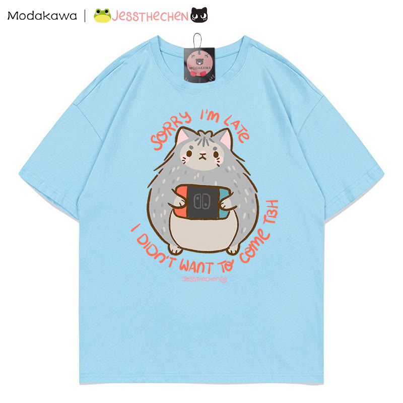 MODAKAWA X jessthechen SORRY I' M LATE I DIDN'T WANT TO COME TBH Kitty Graphic T-shirt - Blue - 5XL - image 4