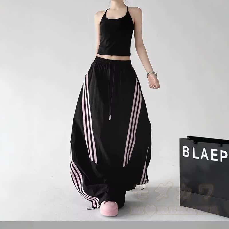 Zweiteiliges Set aus kurzem Hoodie mit Ziegenprint und gestreifter, weit geschnittener Hose - image 5
