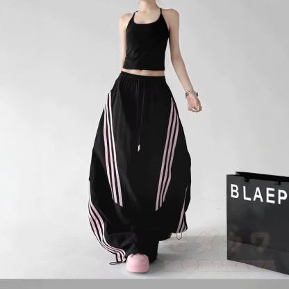 Zweiteiliges Set aus kurzem Hoodie mit Ziegenprint und gestreifter, weit geschnittener Hose - image 5