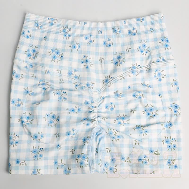 Zweiteiliges Set aus blauem, kariertem Crop-Top mit Blumenmuster, hochgeschnittenen Yoga-Shorts und Tanktop. - image 8