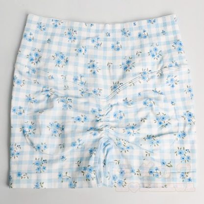 Zweiteiliges Set aus blauem, kariertem Crop-Top mit Blumenmuster, hochgeschnittenen Yoga-Shorts und Tanktop. - image 8